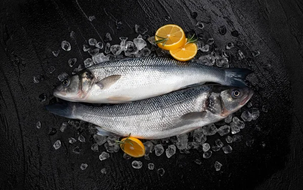 Świeże Owoce Morza Ryby Lodzie Czarnym Kamiennym Tle Cytryną Rozmarynu — Zdjęcie stockowe
