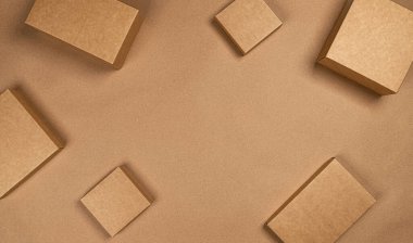 Kağıt zemin üzerinde boş kahverengi karton kutular, kopya alanı ile üst görünüm, ürün paketi maketi