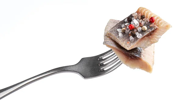 叉子上的咸鲱鱼片 在白色背景下与切碎路径隔离 切片腌制的鲭鱼片 — 图库照片