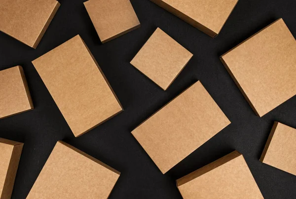 Kotak Kardus Coklat Kosong Pada Latar Belakang Warna Hitam Tampilan — Stok Foto