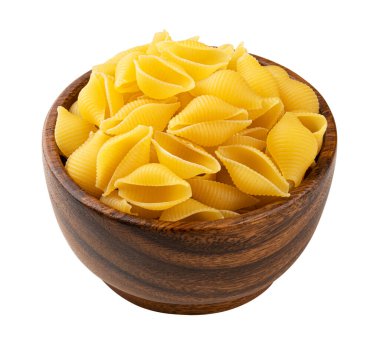 Conchiglie rigate. Beyaz arka planda izole edilmiş tahta kasede çiğ çizgili kabuklu makarna.