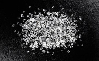 Siyah taş zemin üzerinde ezilmiş buz küpleri yığını, kopya alanı ile üst görünüm