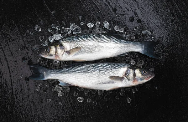 Pescado Fresco Lubina Sobre Hielo Sobre Fondo Piedra Negra Vista —  Fotos de Stock