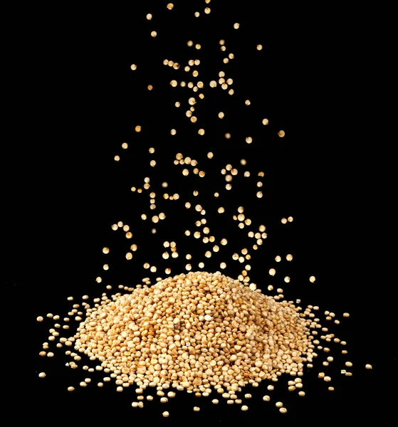 Grains Quinoa Tombants Isolés Sur Fond Noir Gros Plan Aliments — Photo