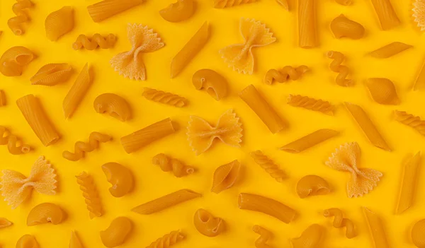 Padrão Macarrão Italiano Diferentes Tipos Macarrão Textura Fundo Amarelo Composição — Fotografia de Stock