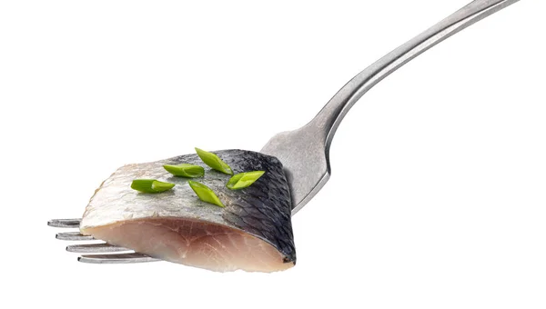 叉子上的咸鲱鱼片 在白色背景下与切碎路径隔离 腌制鲭鱼片 — 图库照片