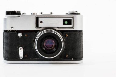 Eski film kamerası. Beyaz arka plan yakın plan. Vintage fotoğraf