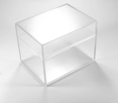 Beyaz arka plan üzerinde şeffaf plastik kutu