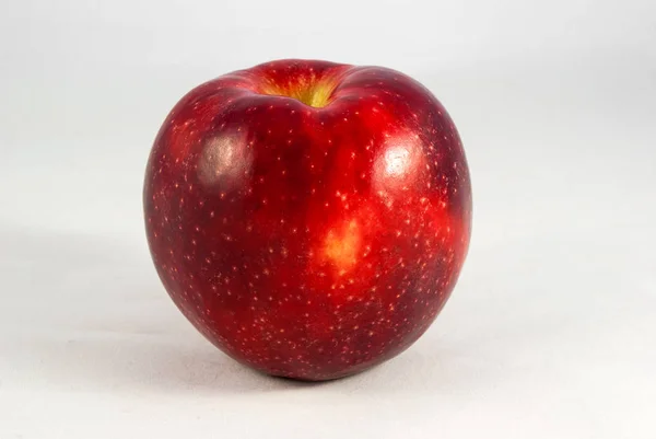 Червоне яблуко крупним планом ізольовано на білому тлі — стокове фото