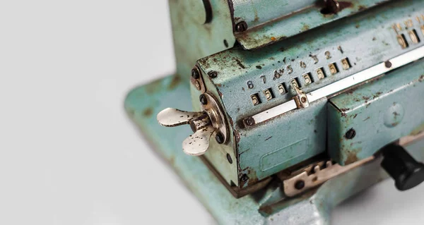 Ancienne calculatrice mécanique soviétique ajoutant la machine — Photo