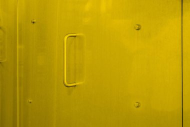 Paslanmaz çelik metal kapı üzerindeki metal kolu. Sarı renk