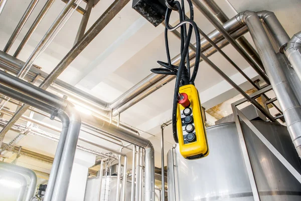 Unidade de controle de elevador amarelo no fio da fábrica . — Fotografia de Stock