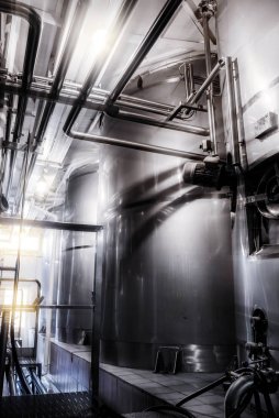 Fabrika sanayi boruları tarafından bağlı büyük Paslanmaz Çelik varil