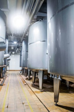 Fabrika sanayi boruları tarafından bağlı büyük Paslanmaz Çelik varil