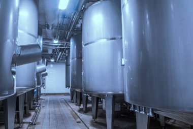 Fabrika sanayi boruları tarafından bağlı büyük Paslanmaz Çelik varil