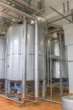Fabrika sanayi boruları tarafından bağlı büyük Paslanmaz Çelik varil