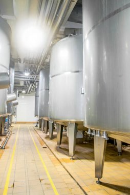 Fabrika sanayi boruları tarafından bağlı büyük Paslanmaz Çelik varil