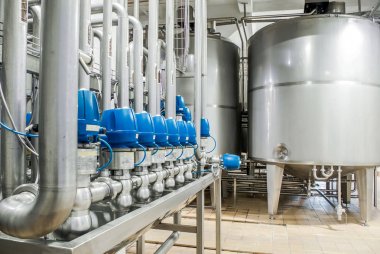 Fabrika sanayi boruları tarafından bağlı büyük Paslanmaz Çelik varil