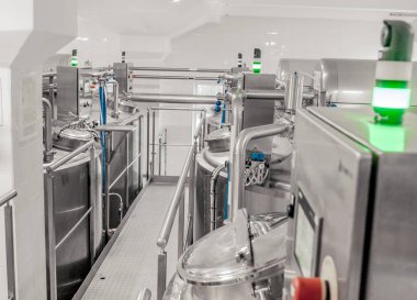 Fabrika sanayi boruları tarafından bağlı büyük Paslanmaz Çelik varil