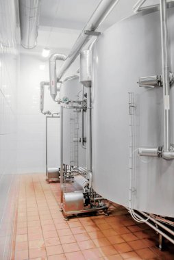 Fabrika sanayi boruları tarafından bağlı büyük Paslanmaz Çelik varil