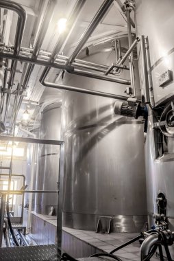 Fabrika sanayi boruları tarafından bağlı büyük Paslanmaz Çelik varil