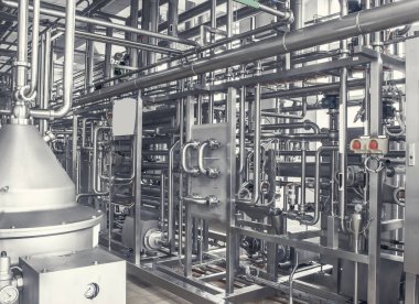 Parlak alüminyum metal borular. Bitki gıda sanayi