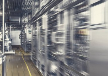 Paslanmaz çelik, pompa sıvılar için bir sistem veya süt gıda sanayî için boru hatları. Endüstriyel arka plan. Hareket bulanıklığı