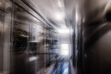 Fabrika sanayi boruları tarafından bağlı büyük Paslanmaz Çelik varil