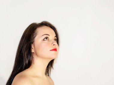 Beyaz arka planda siyah saçlı güzel kız portresi. 