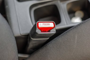 Emniyet kemeri arabada sabitleme