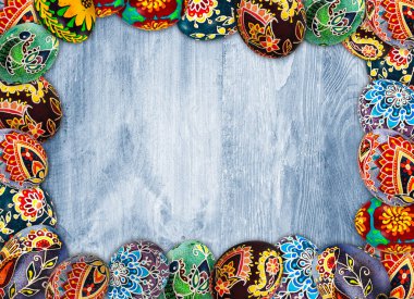 Paskalya yumurtaları ahşap arka plan üzerinde. Kopya alanı ile göster