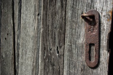 Eski kapı, kilit, kelebek