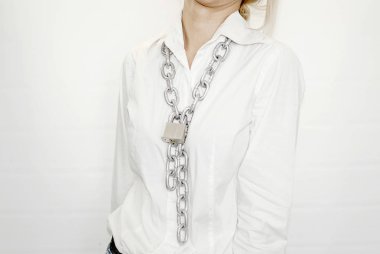 Eller kadın zincire