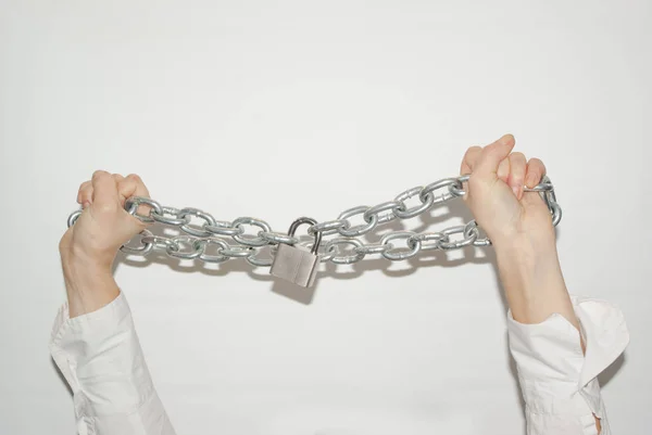 Mujer manos en cadenas — Foto de Stock