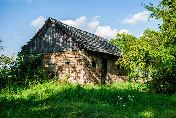 Old ruined house summer evening sunset — Stock Photo, Image