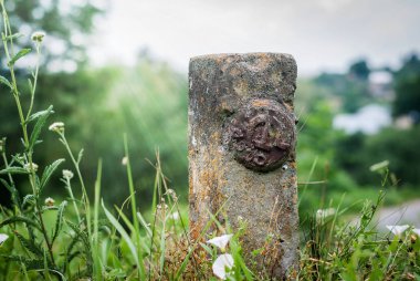 eski unutulmuş beton coğrafi sütun, inscrip etiketle