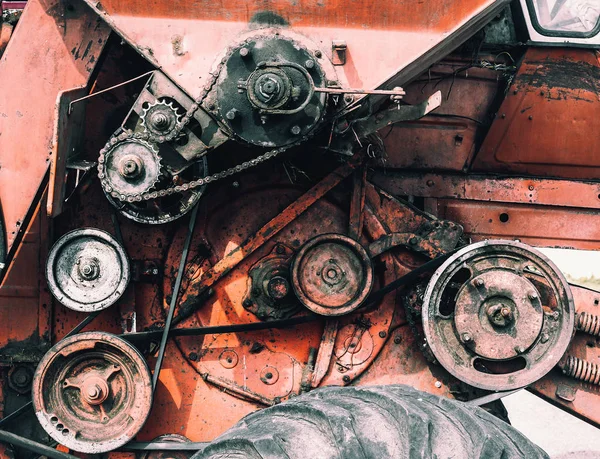 Getriebe und Ketten. Mechanismen eines alten Mähdreschers. o — Stockfoto