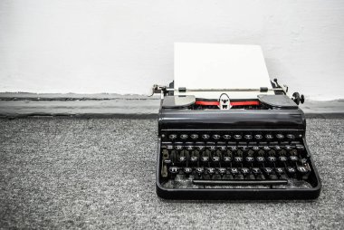 Gri zemin zemin üzerinde Kiril harfleri ile eski typerwiter