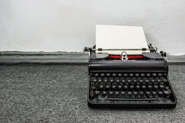 Gri zemin zemin üzerinde Kiril harfleri ile eski typerwiter