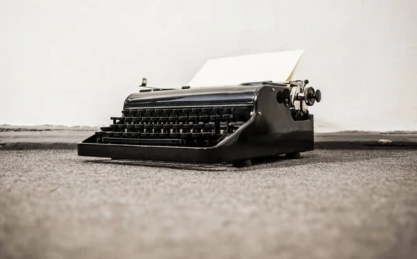 Старая печатная машинка с кириллическими буквами на сером фоне — стоковое фото
