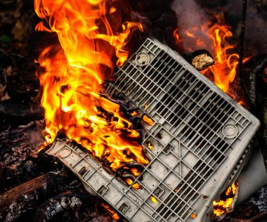 Yanan plastik bilgisayar monitörü