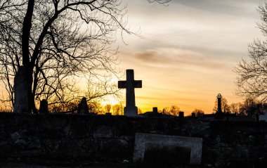 Eski mezarlık siluet ışınları içinde mezar üzerinde haçlar