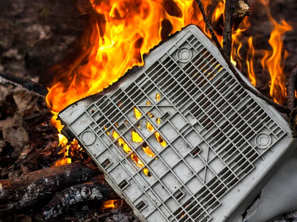 Yanan plastik bilgisayar monitörü