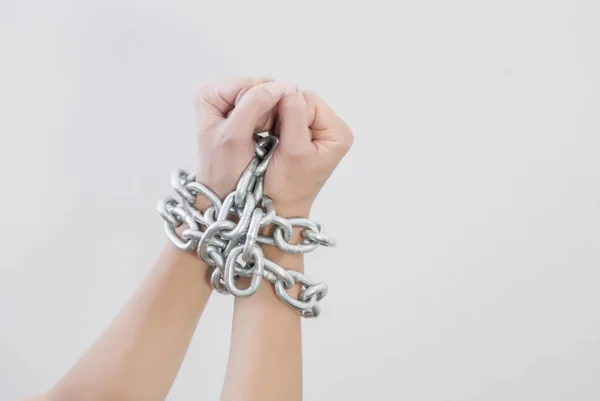 Hands of a woman are bound by a metal chain. Slavery, violence, — Stock Photo, Image