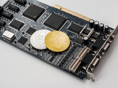 Bir elektronik Pano fişleri ile arka plan üzerinde bit-para sikke.