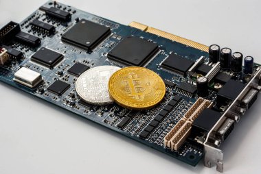 Bir elektronik Pano fişleri ile arka plan üzerinde bit-para sikke.