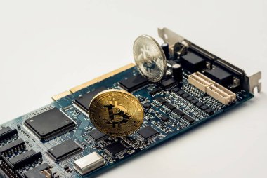 Bir elektronik Pano fişleri ile arka plan üzerinde bit-para sikke.