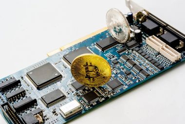 Bir elektronik Pano fişleri ile arka plan üzerinde bit-para sikke.