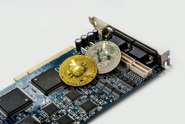 Bir elektronik Pano fişleri ile arka plan üzerinde bit-para sikke.