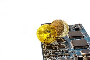 Bir elektronik Pano fişleri ile arka plan üzerinde bit-para sikke.